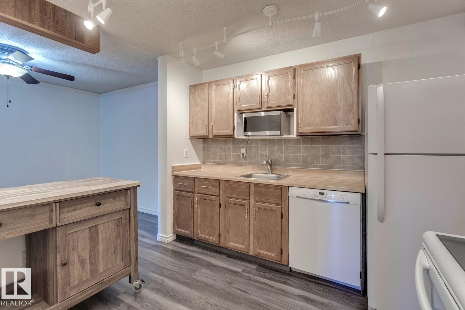 Photo 12 of 206 Surrey Gardens Gd Nw, Edmonton AB