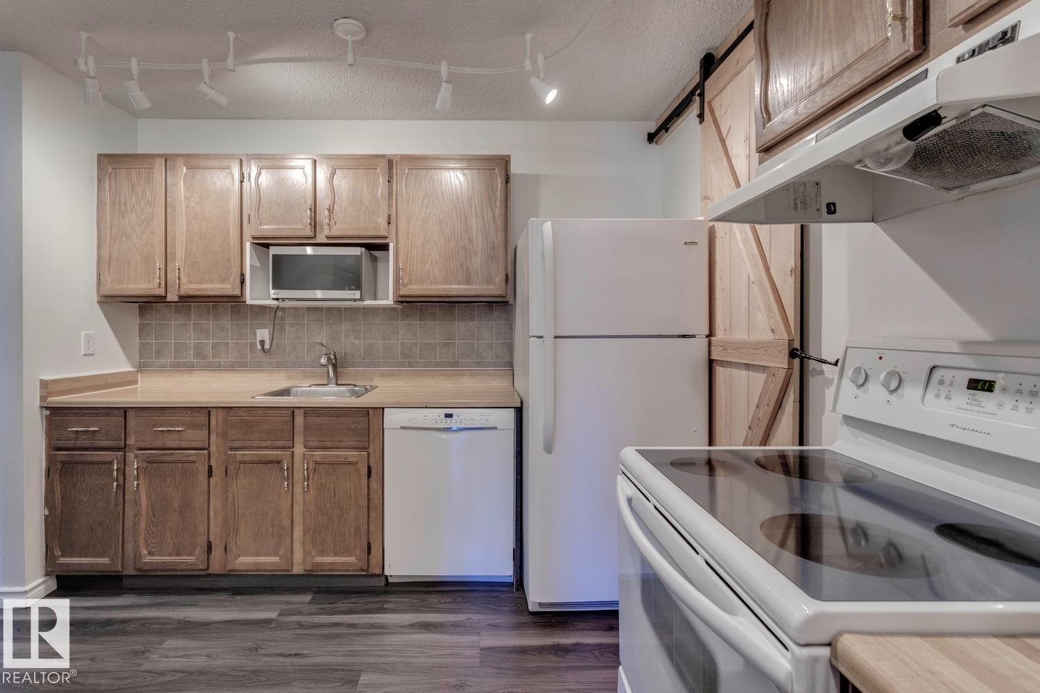 Photo 13 of 206 Surrey Gardens Gd Nw, Edmonton AB