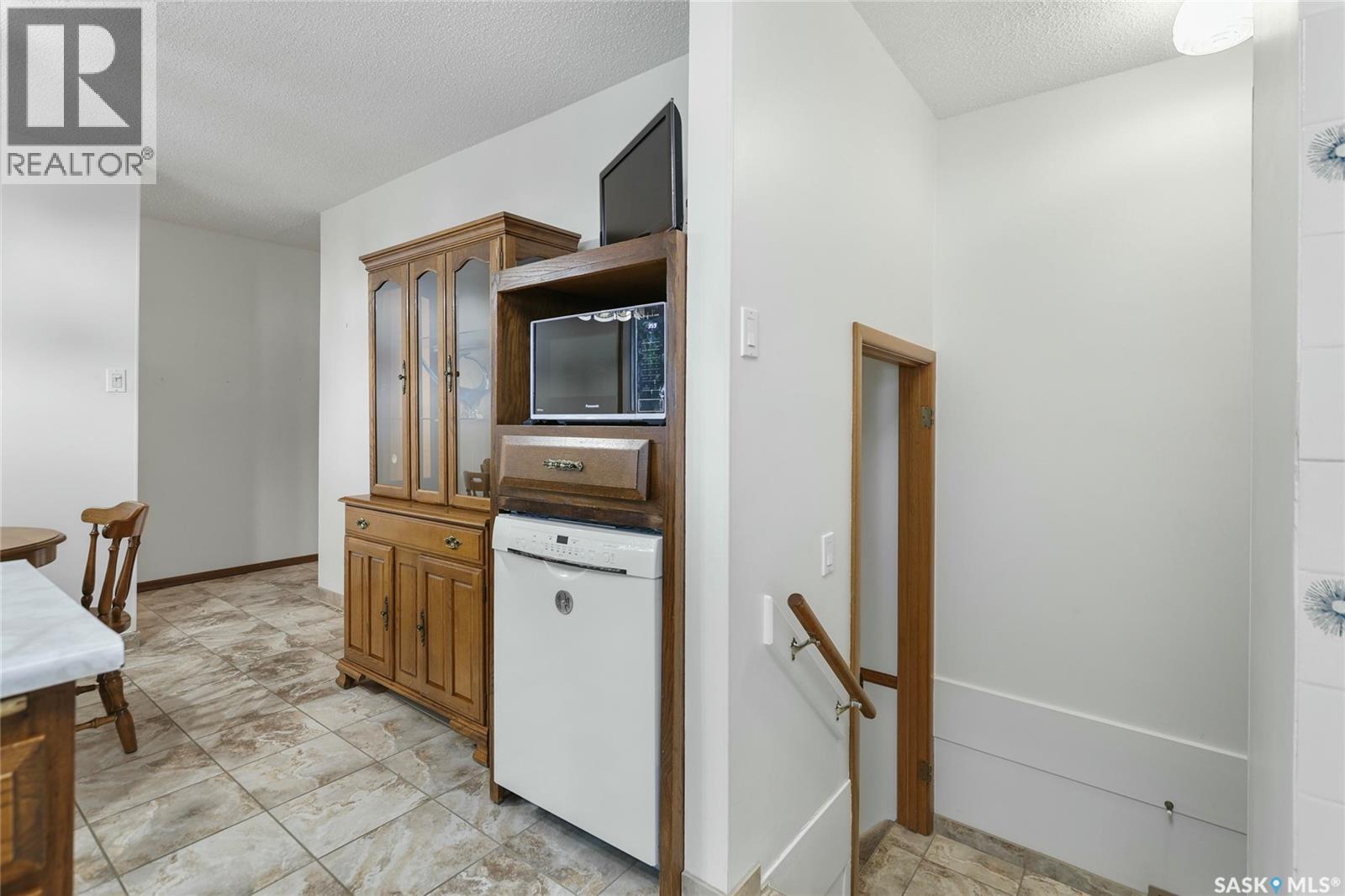 Photo 11 of 144 Woodward Avenue, Regina SK