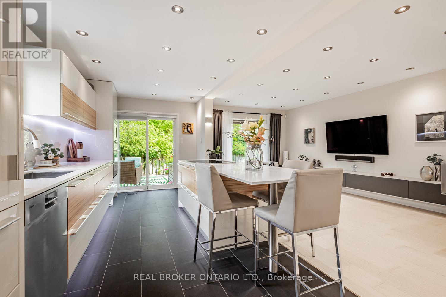 Photo 35 of 57 Glenmanor Way, Vaughan ON
