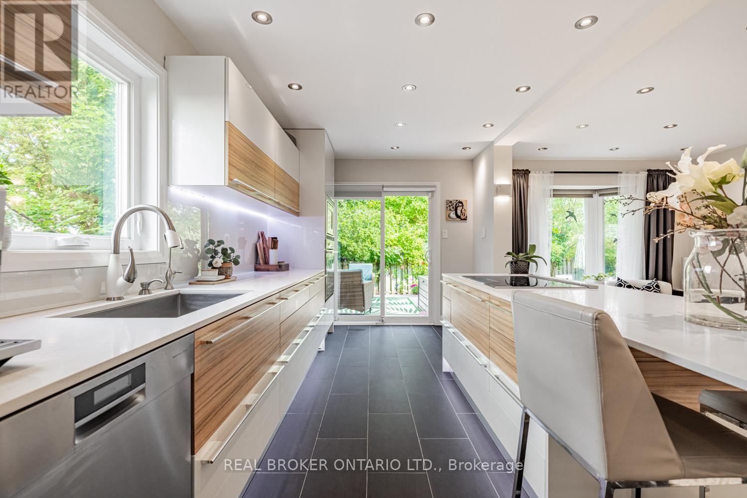 Photo 46 of 57 Glenmanor Way, Vaughan ON