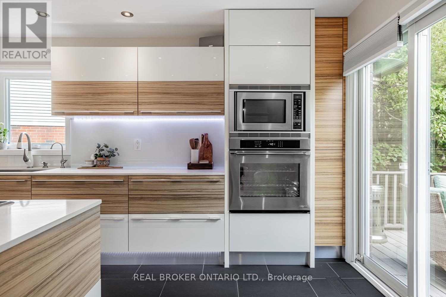 Photo 3 of 57 Glenmanor Way, Vaughan ON