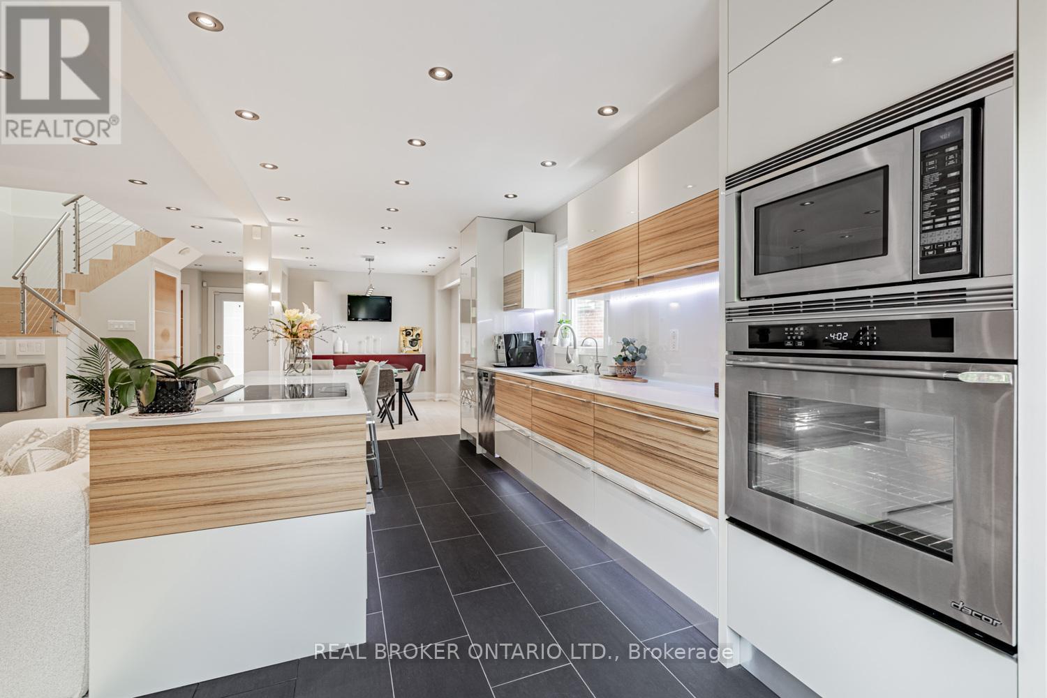 Photo 38 of 57 Glenmanor Way, Vaughan ON