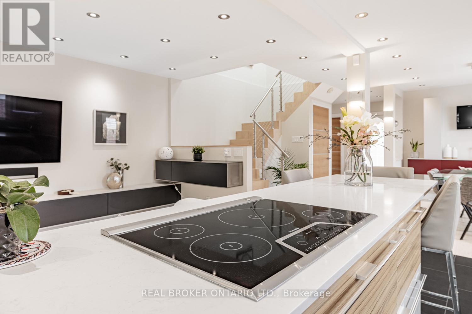 Photo 44 of 57 Glenmanor Way, Vaughan ON