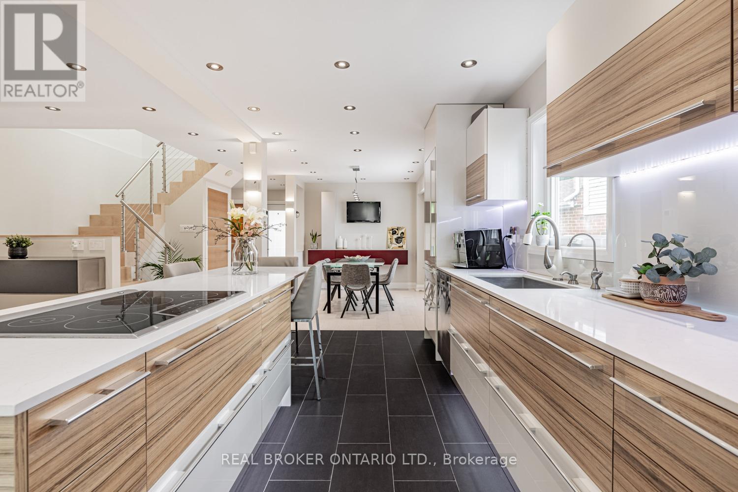 Photo 11 of 57 Glenmanor Way, Vaughan ON