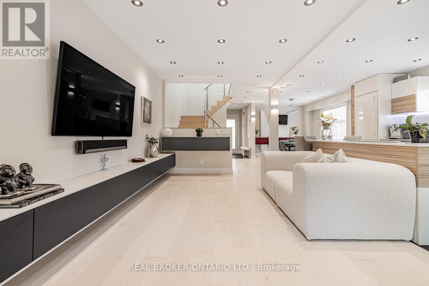 Photo 9 of 57 Glenmanor Way, Vaughan ON