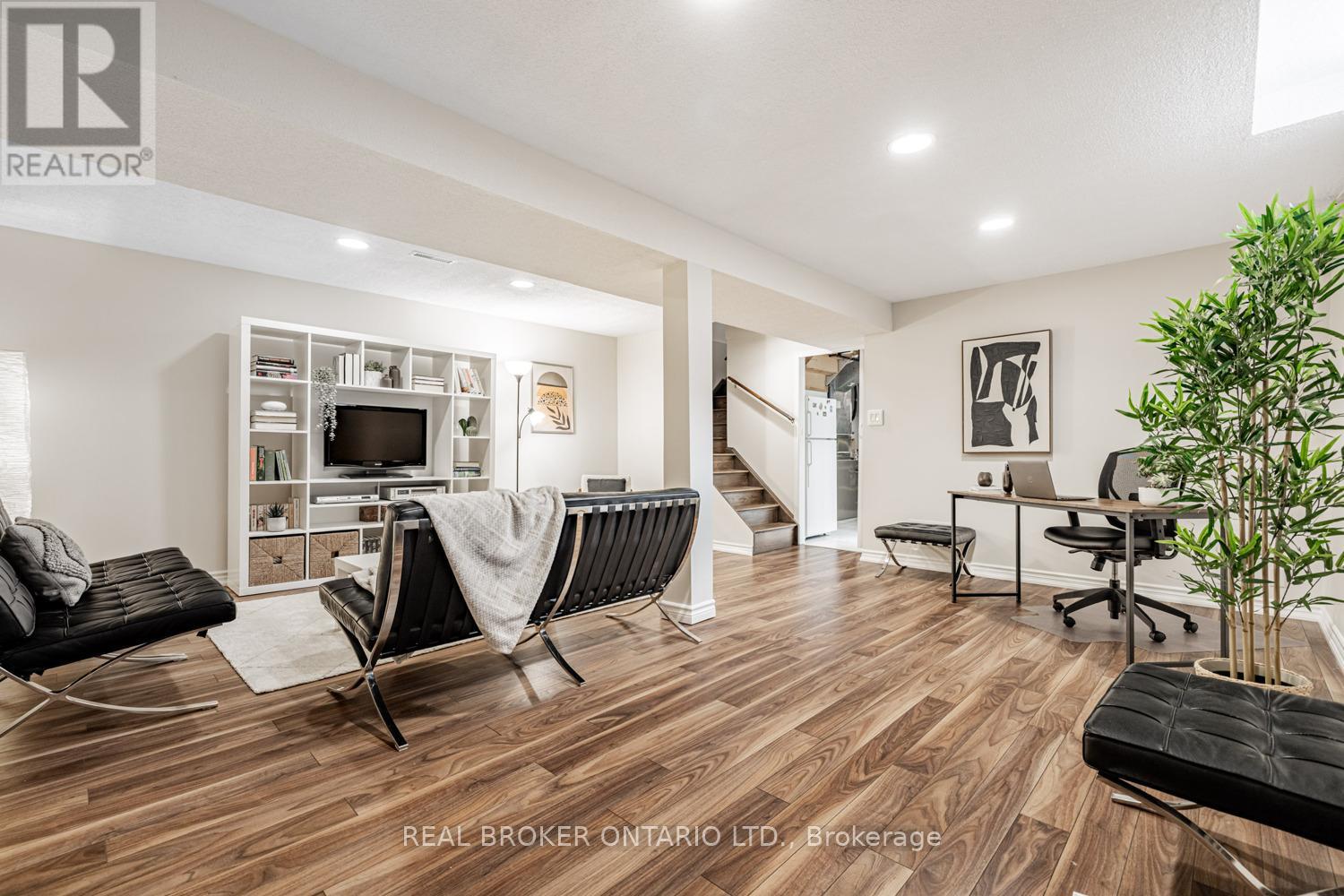 Photo 7 of 57 Glenmanor Way, Vaughan ON