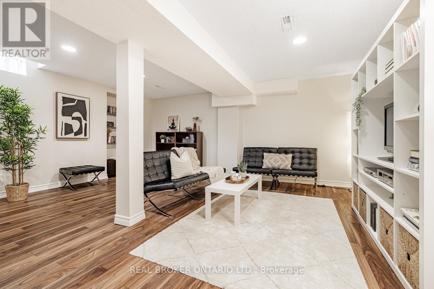 Photo 42 of 57 Glenmanor Way, Vaughan ON