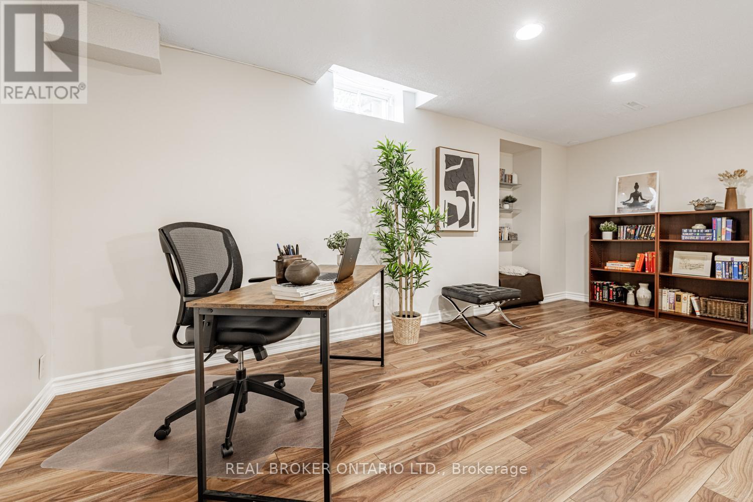 Photo 31 of 57 Glenmanor Way, Vaughan ON
