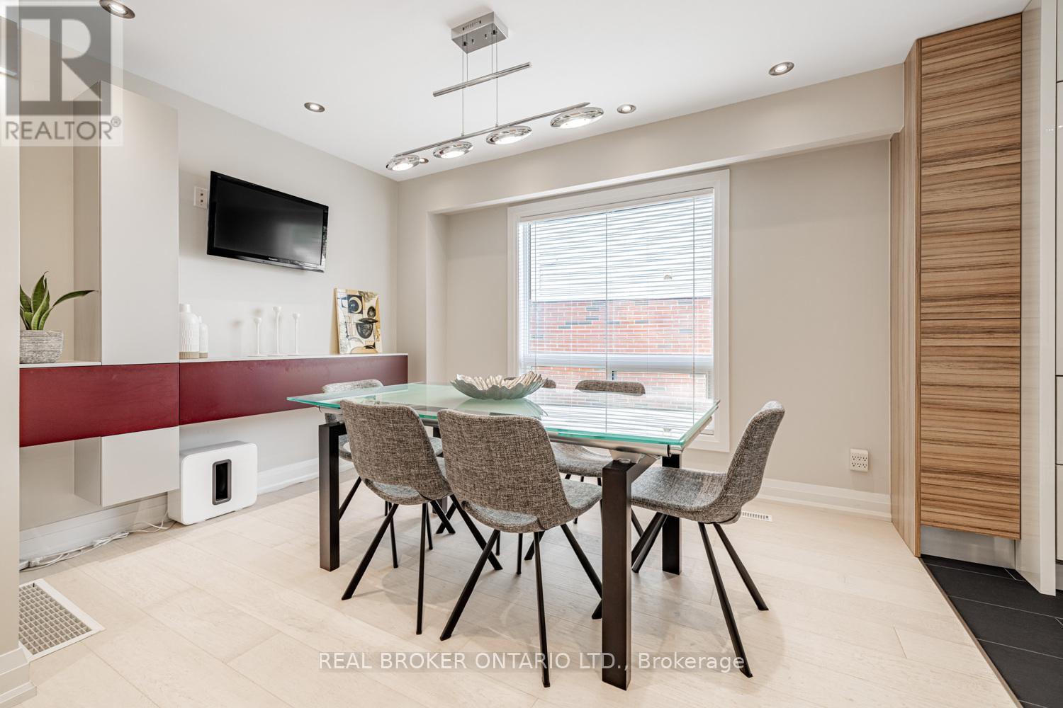 Photo 4 of 57 Glenmanor Way, Vaughan ON