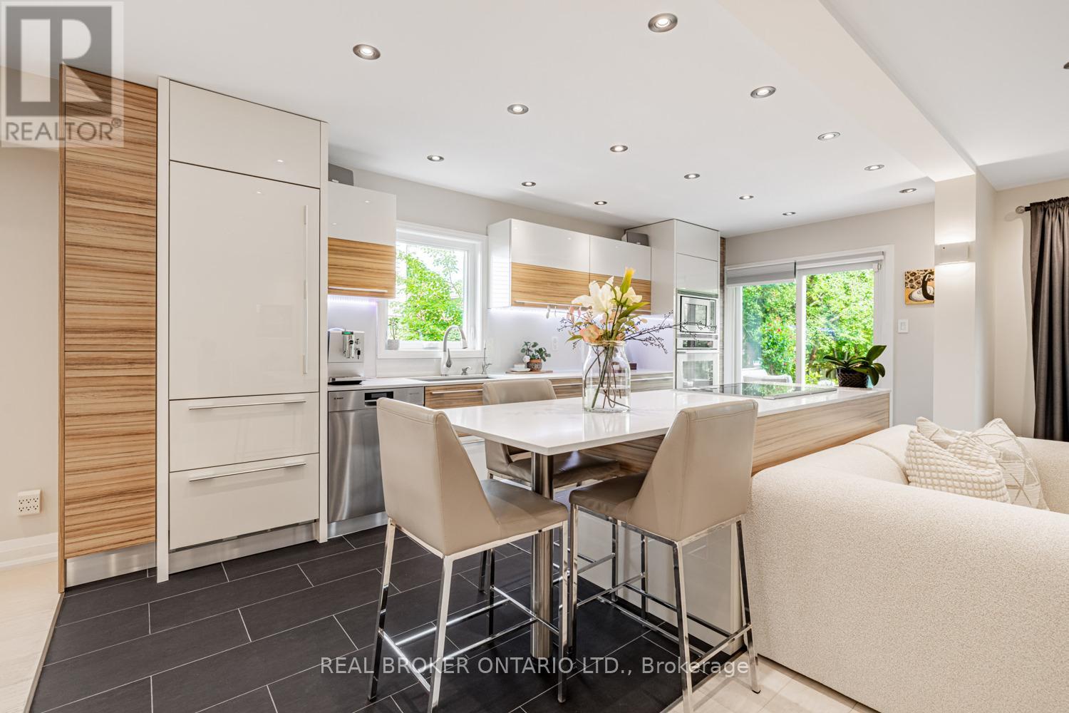 Photo 5 of 57 Glenmanor Way, Vaughan ON
