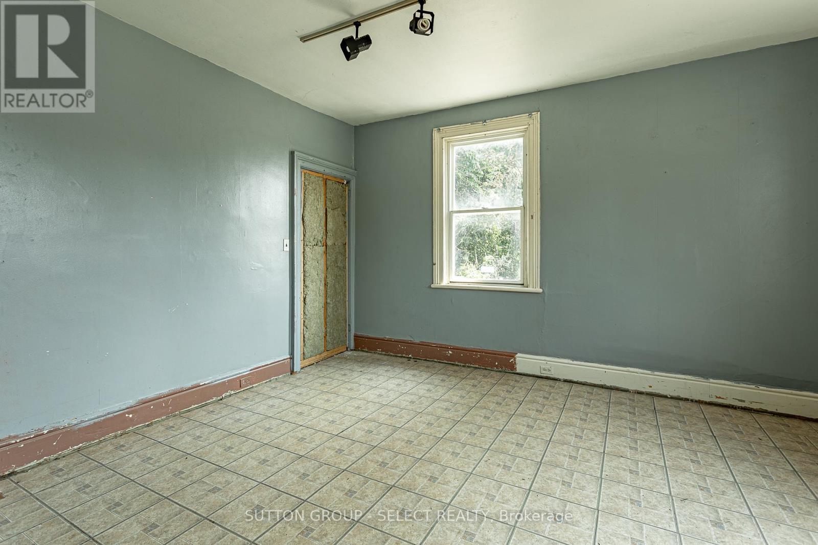 Photo 11 of 1064 Western Road, London North ON