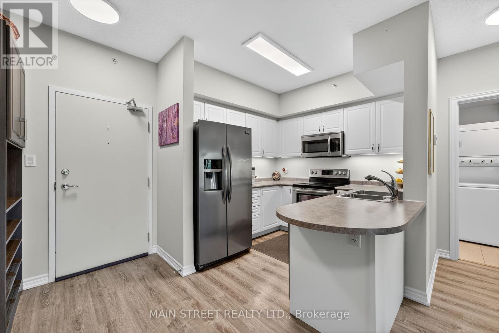 Photo 10 of 303 40 Ferndale Drive S, Barrie ON