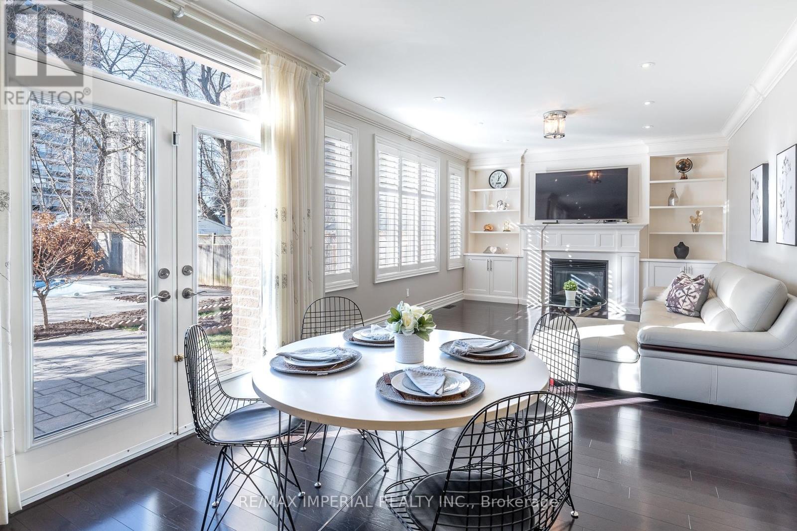 Photo 13 of 418 Queen Mary Drive, Oakville ON