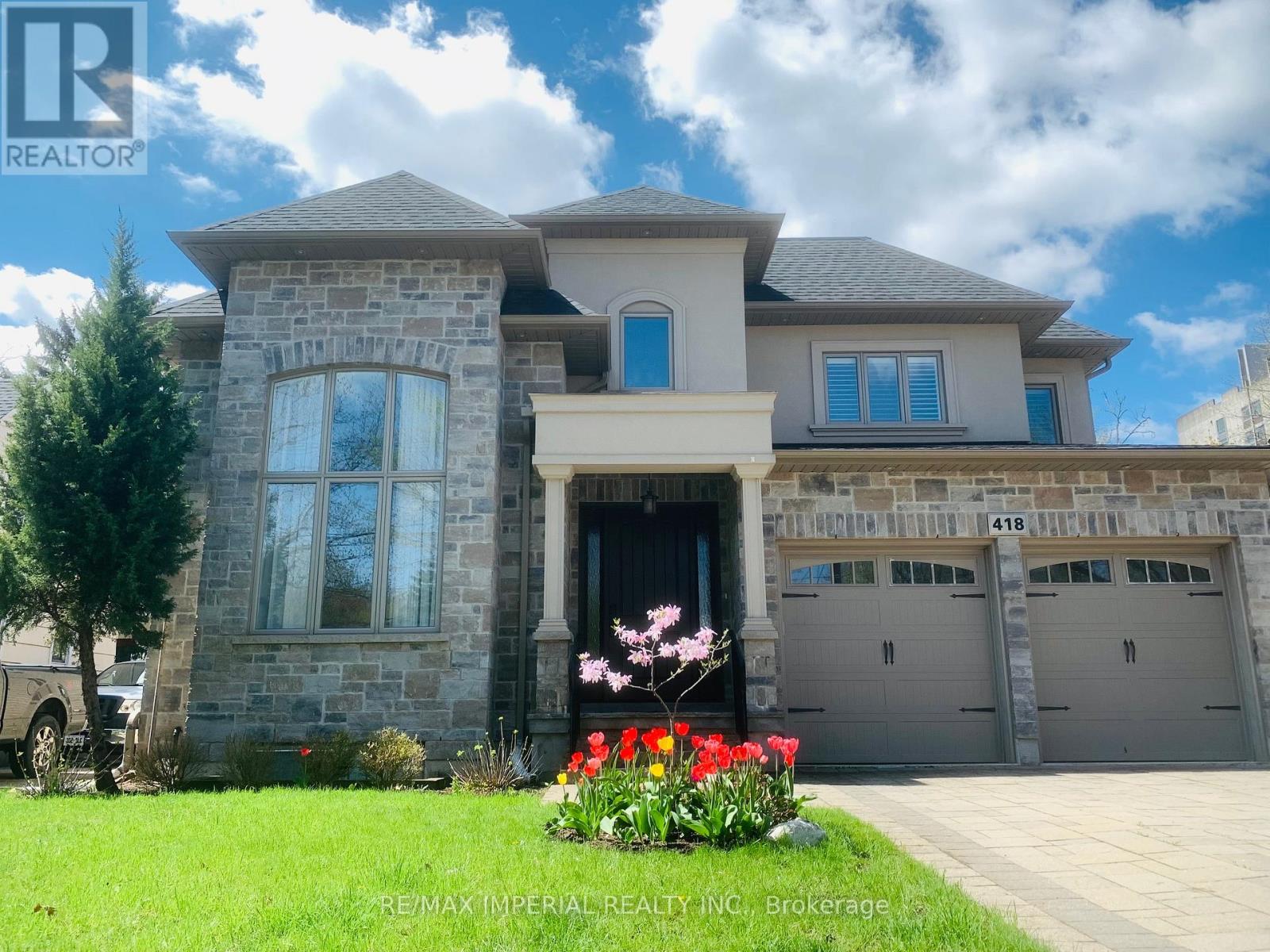 Photo 3 of 418 Queen Mary Drive, Oakville ON