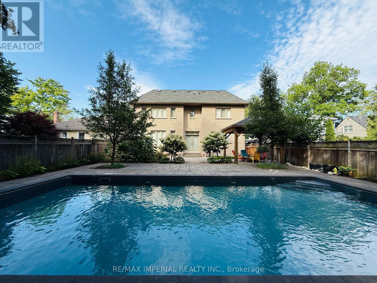 Photo 5 of 418 Queen Mary Drive, Oakville ON
