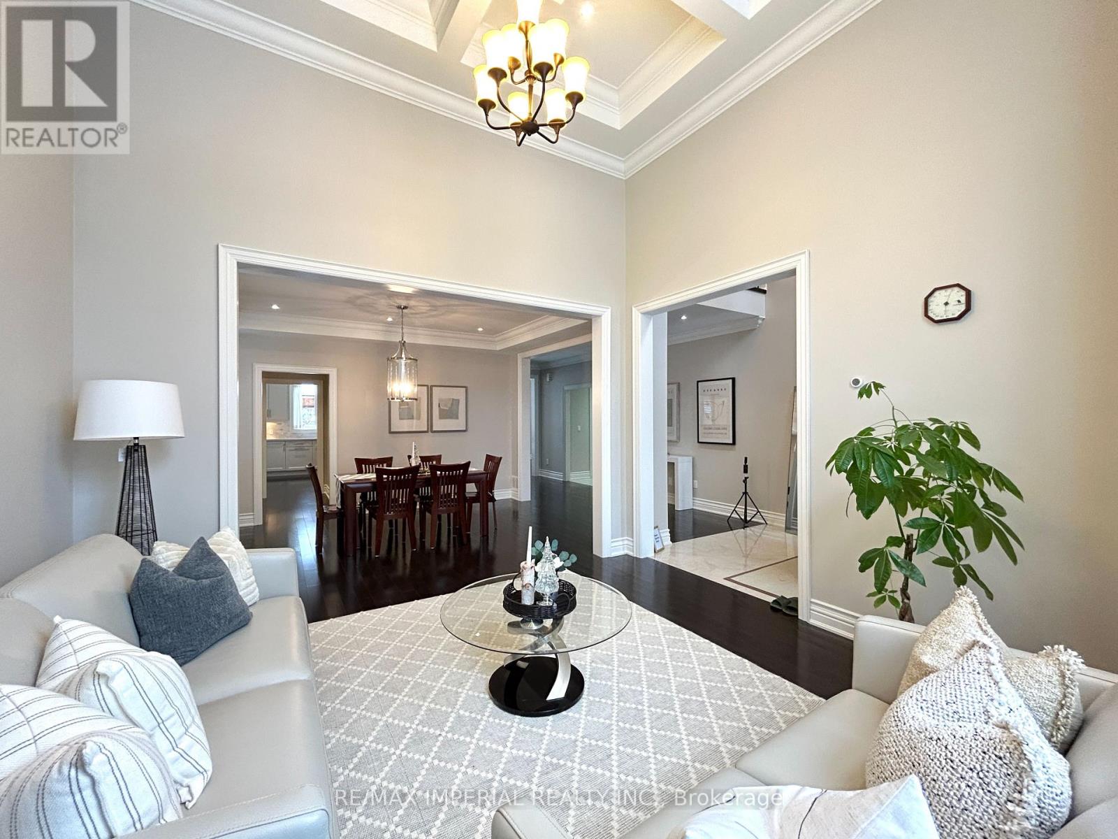 Photo 9 of 418 Queen Mary Drive, Oakville ON