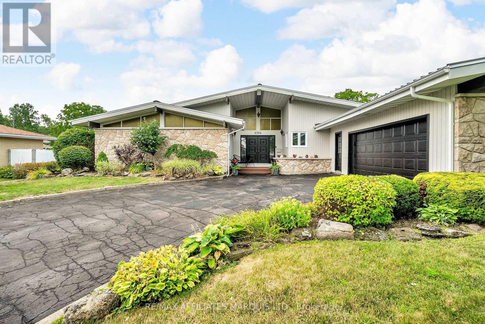Photo 2 of 2724 Ross Avenue, Cornwall ON