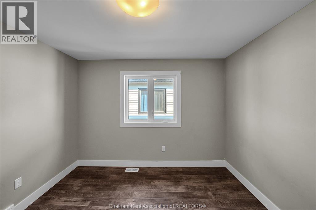 Photo 16 of 106 Ironwood Trail, Chatham ON