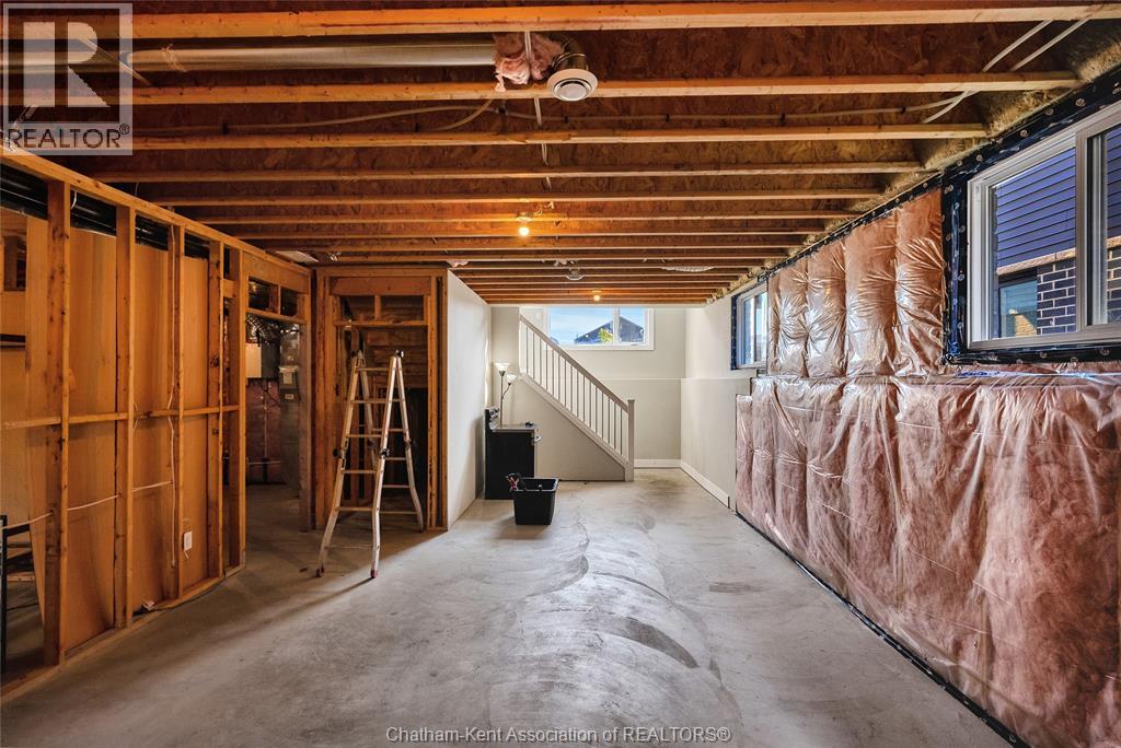 Photo 11 of 106 Ironwood Trail, Chatham ON