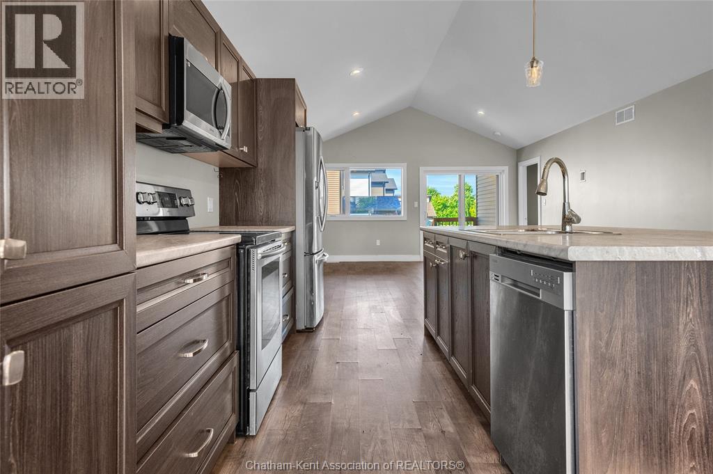 Photo 4 of 106 Ironwood Trail, Chatham ON