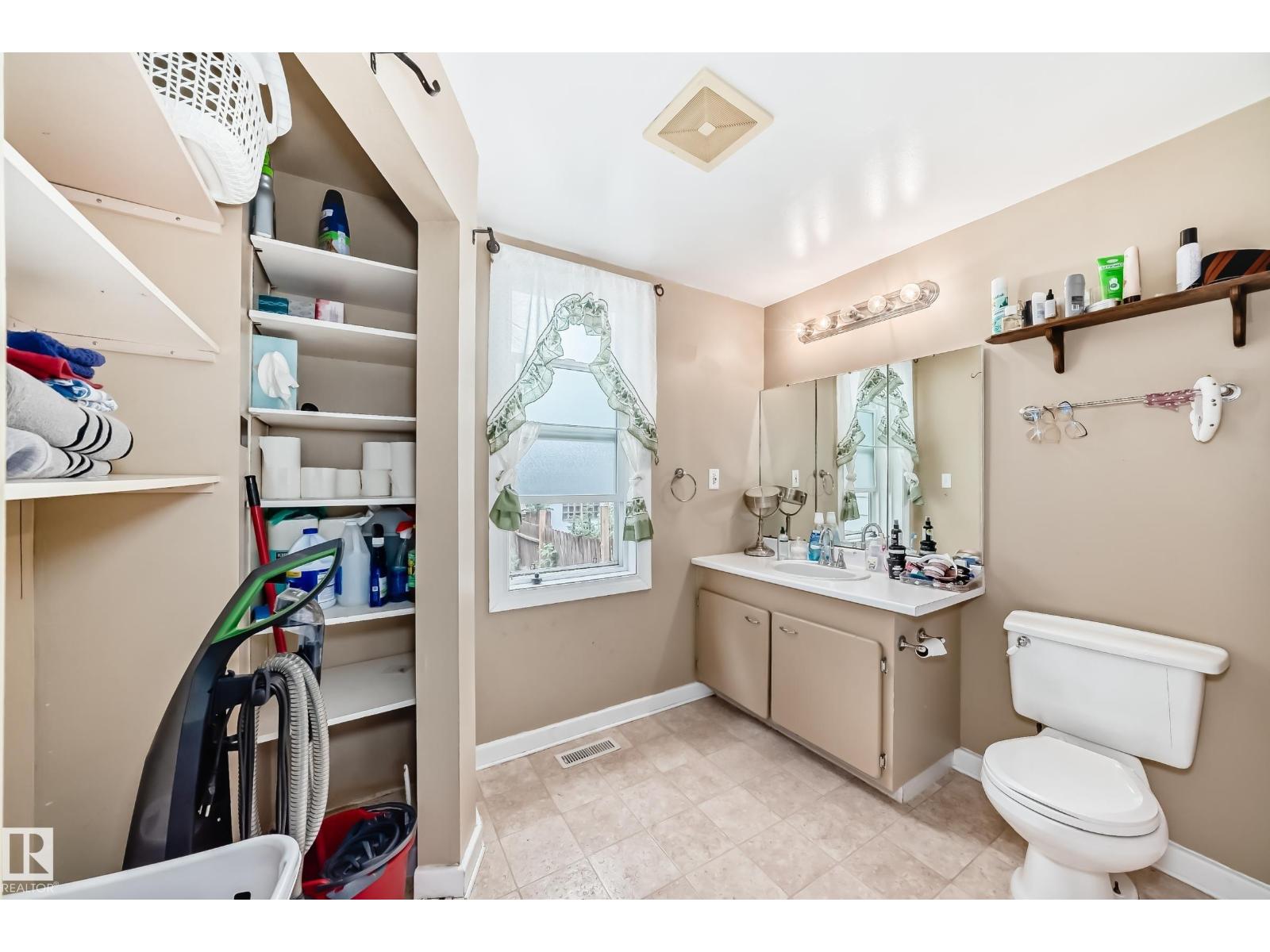 Photo 13 of 8950 80 Av Nw Nw, Edmonton AB