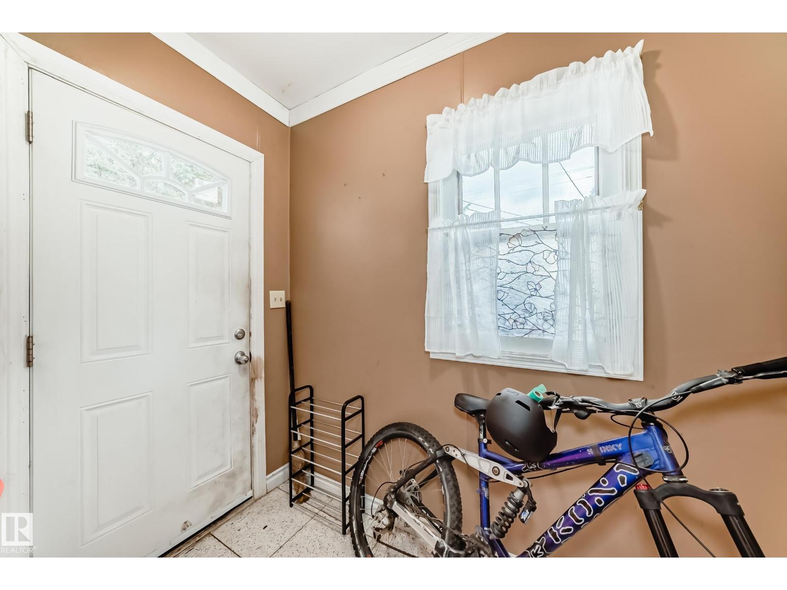 Photo 14 of 8950 80 Av Nw Nw, Edmonton AB