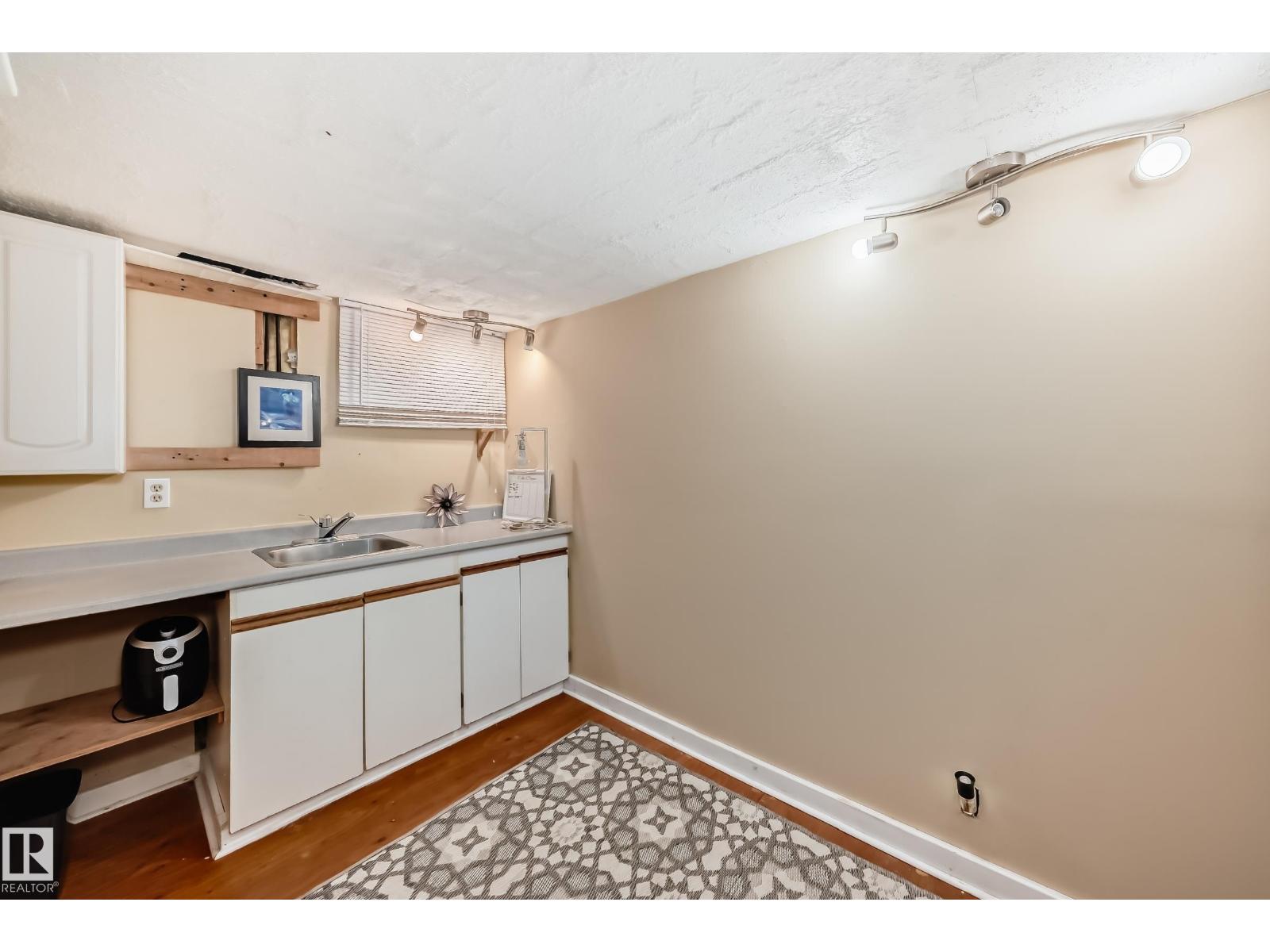 Photo 20 of 8950 80 Av Nw Nw, Edmonton AB