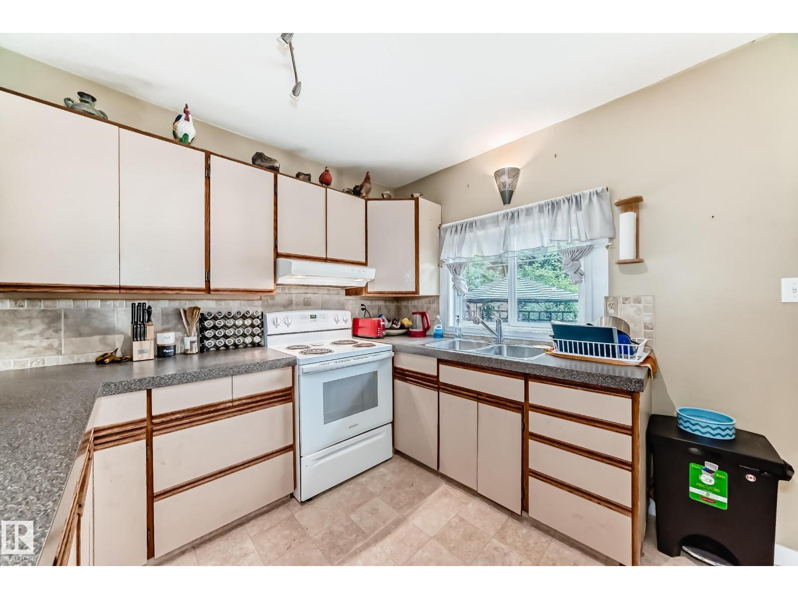 Photo 6 of 8950 80 Av Nw Nw, Edmonton AB