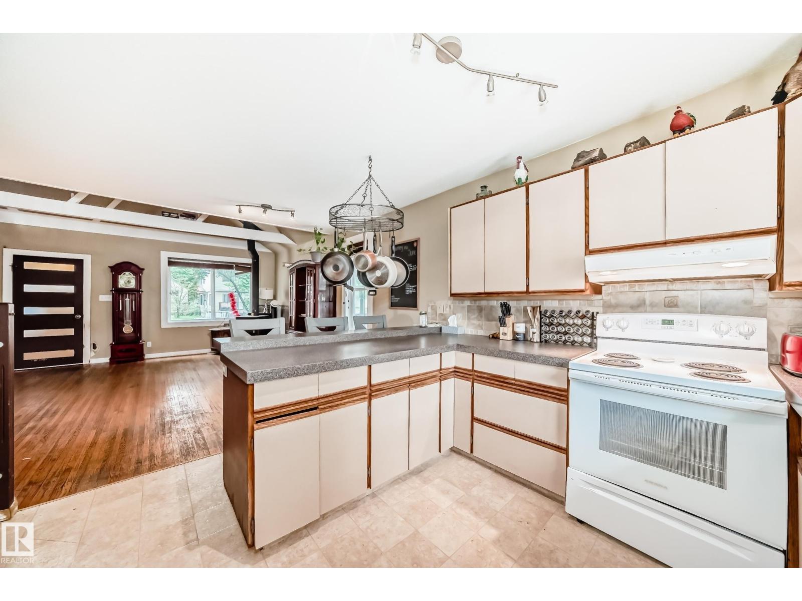 Photo 7 of 8950 80 Av Nw Nw, Edmonton AB
