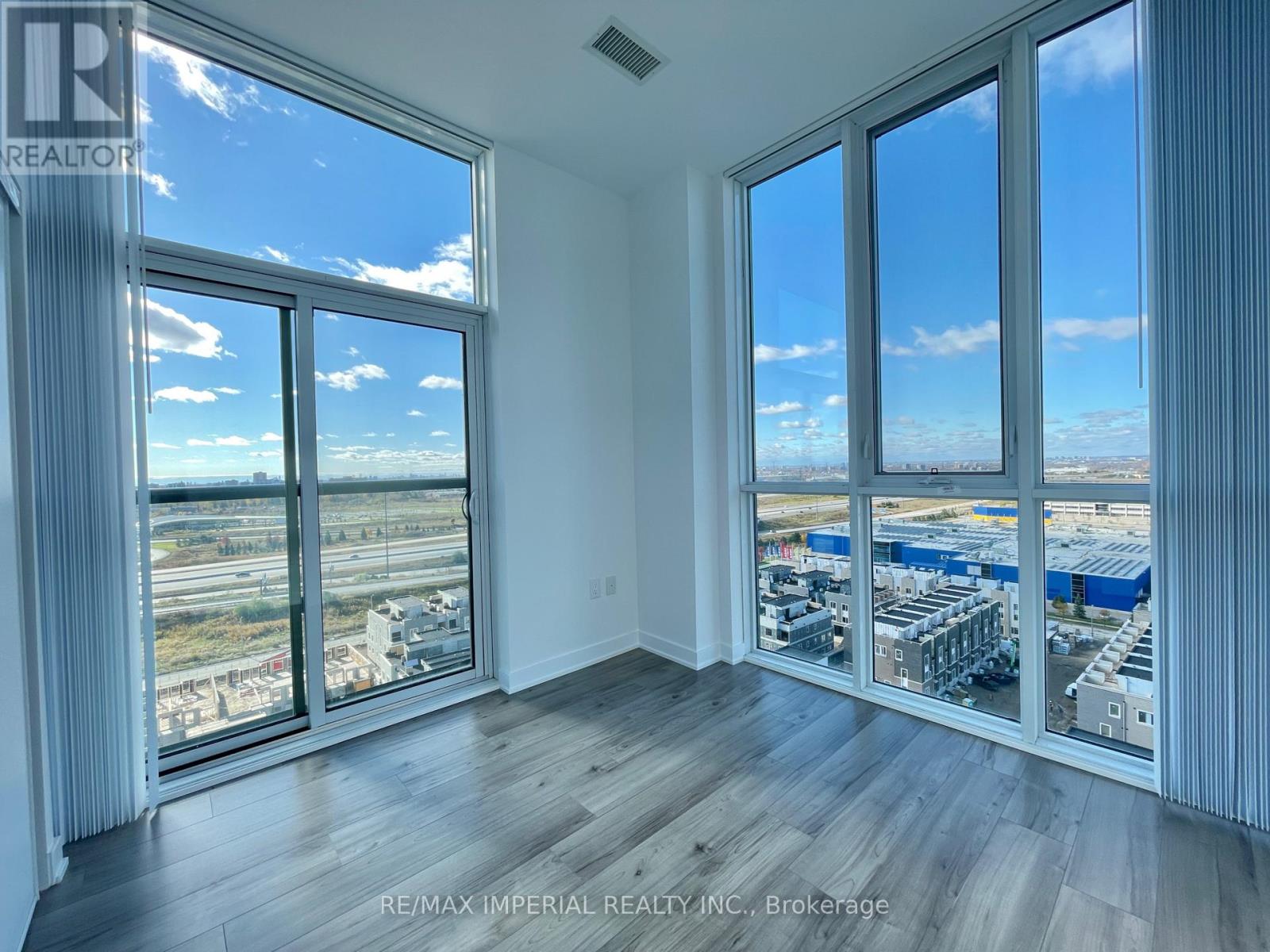 Photo 13 of 1618 60 Honeycrisp Crescent, Vaughan ON