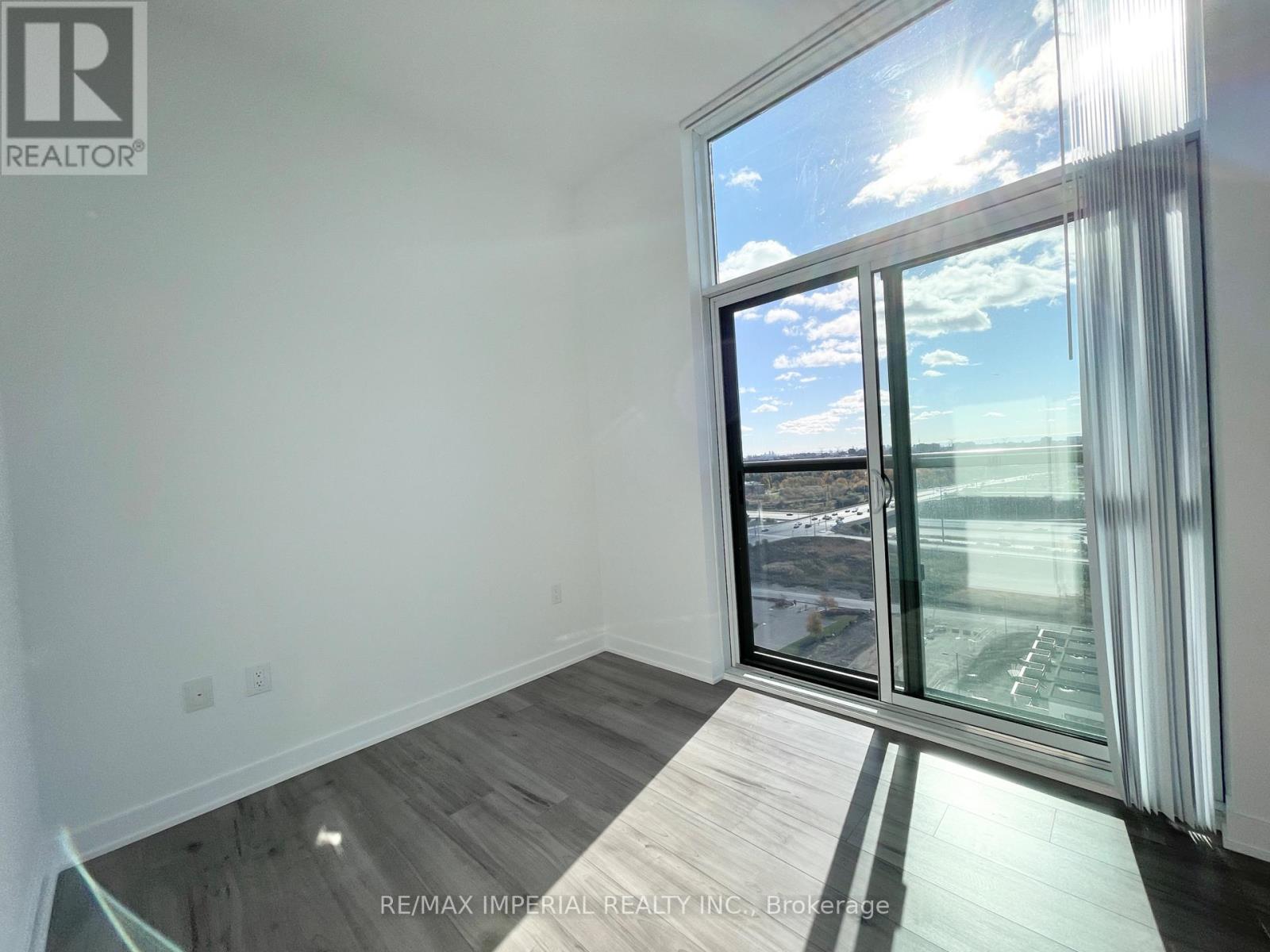 Photo 14 of 1618 60 Honeycrisp Crescent, Vaughan ON