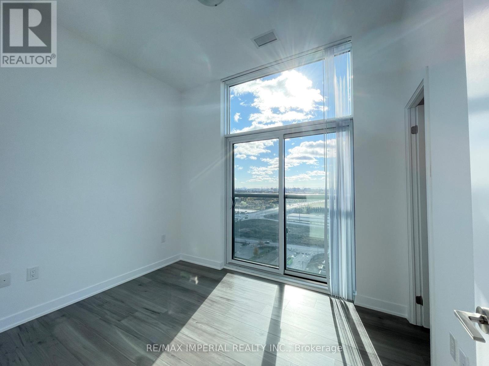 Photo 18 of 1618 60 Honeycrisp Crescent, Vaughan ON