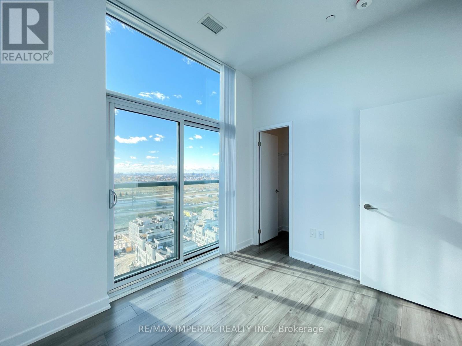 Photo 19 of 1618 60 Honeycrisp Crescent, Vaughan ON