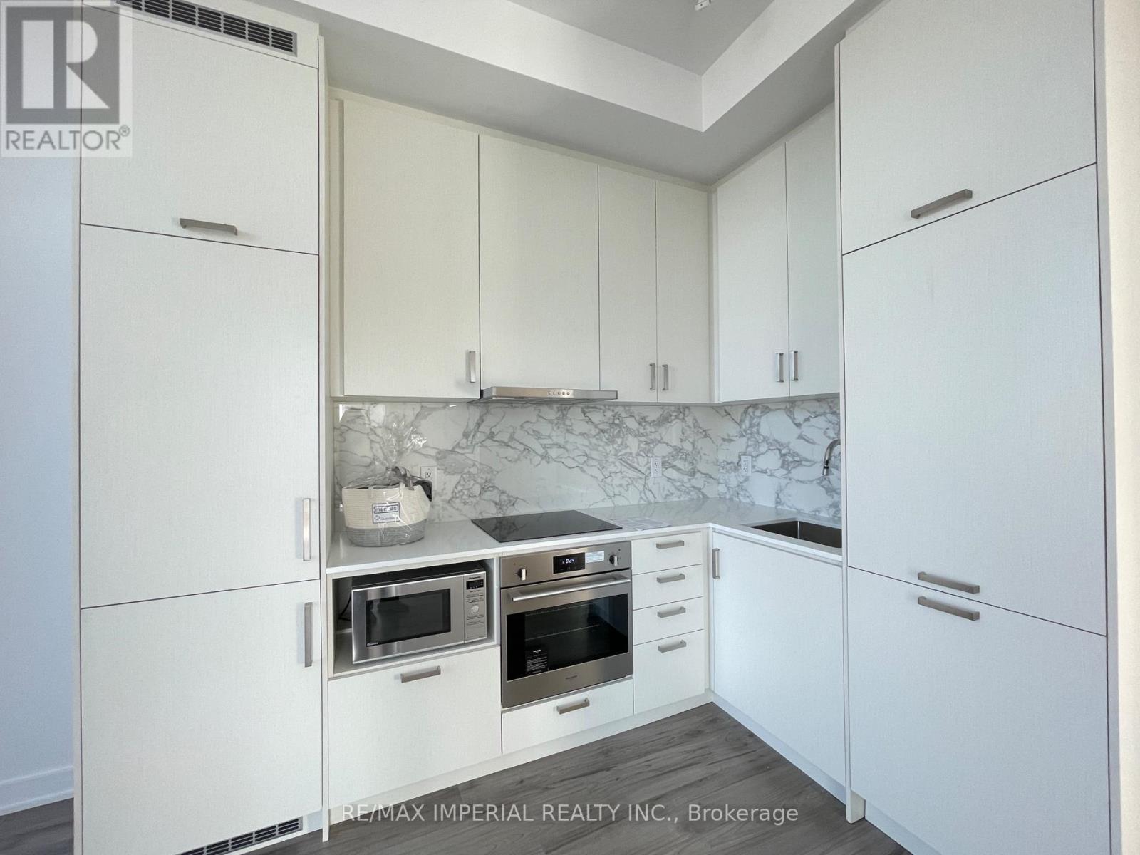 Photo 3 of 1618 60 Honeycrisp Crescent, Vaughan ON