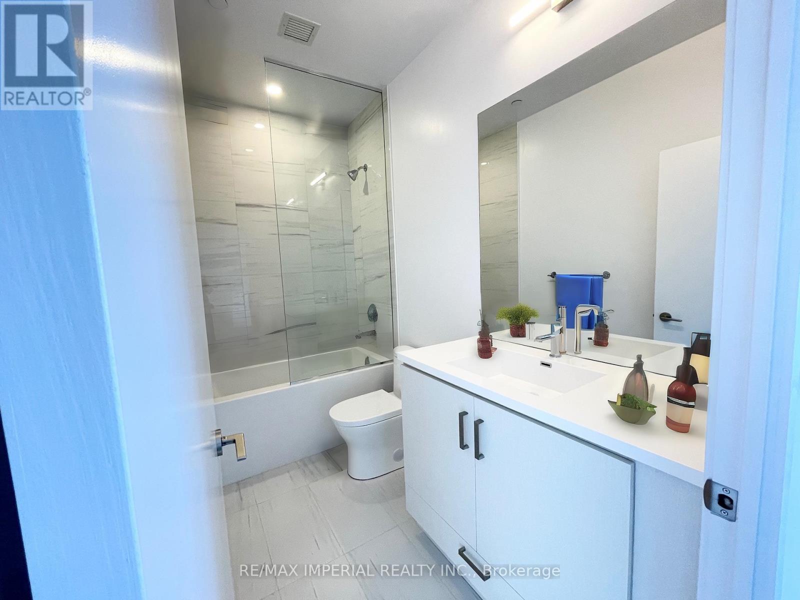 Photo 7 of 1618 60 Honeycrisp Crescent, Vaughan ON