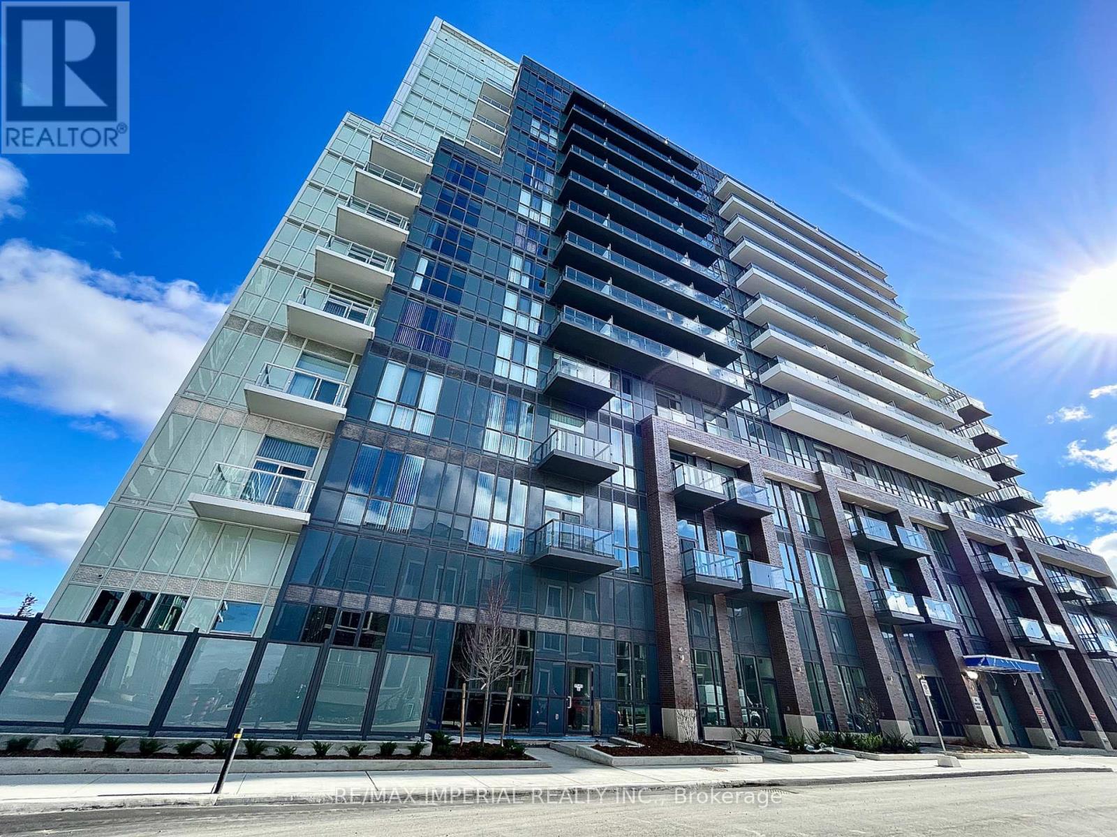 Photo 8 of 1618 60 Honeycrisp Crescent, Vaughan ON