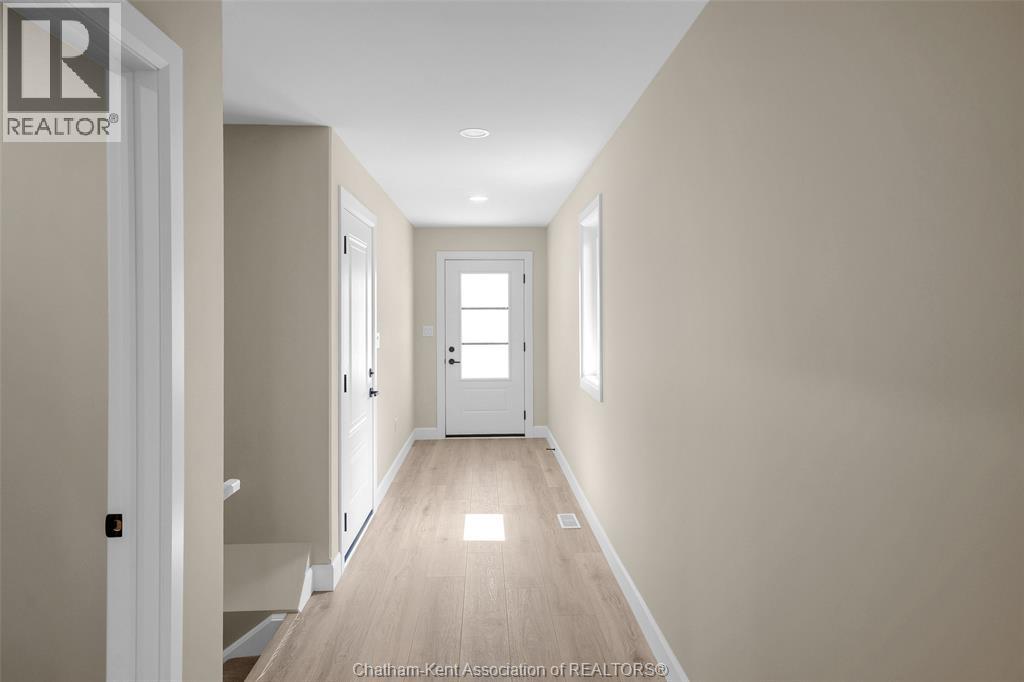 Photo 7 of 162 Ironwood Trail, Chatham ON