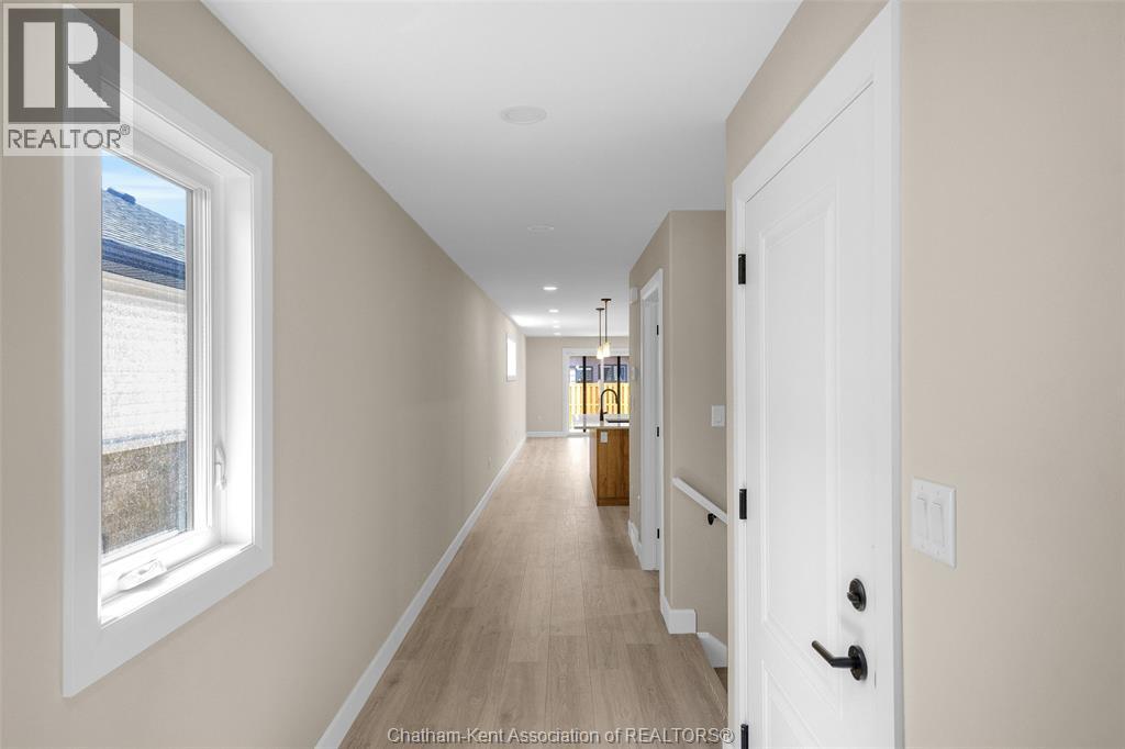 Photo 8 of 162 Ironwood Trail, Chatham ON