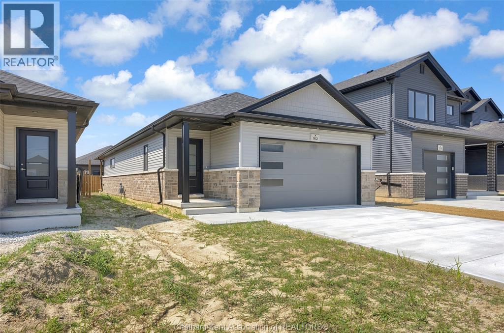 Photo 3 of 162 Ironwood Trail, Chatham ON