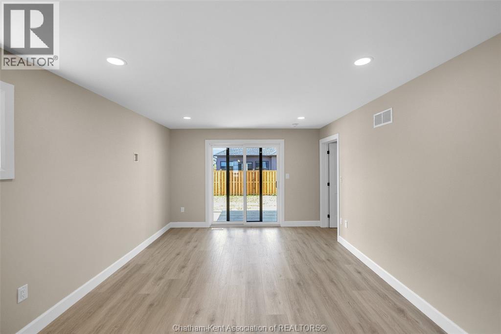 Photo 18 of 162 Ironwood Trail, Chatham ON