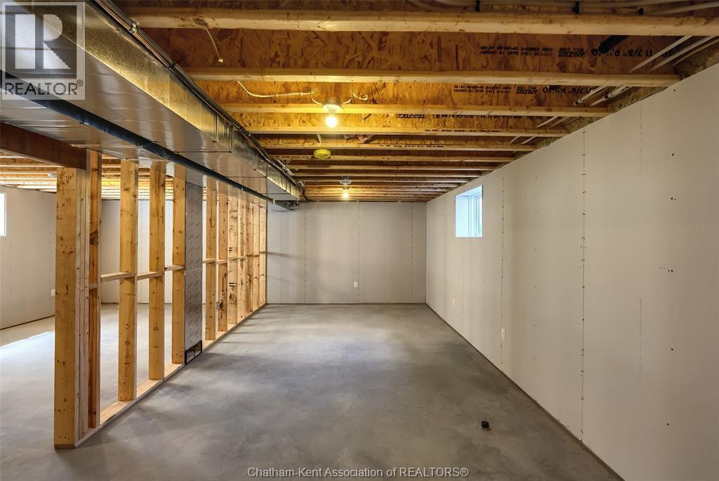 Photo 33 of 162 Ironwood Trail, Chatham ON