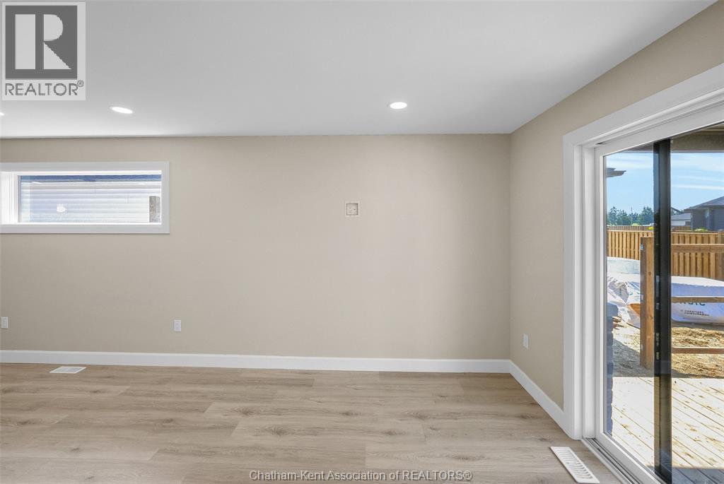 Photo 20 of 162 Ironwood Trail, Chatham ON
