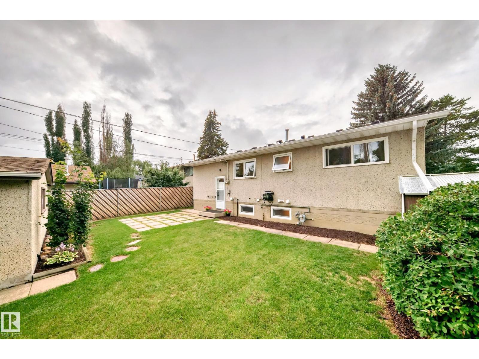 Photo 19 of 8415 72 St Nw, Edmonton AB