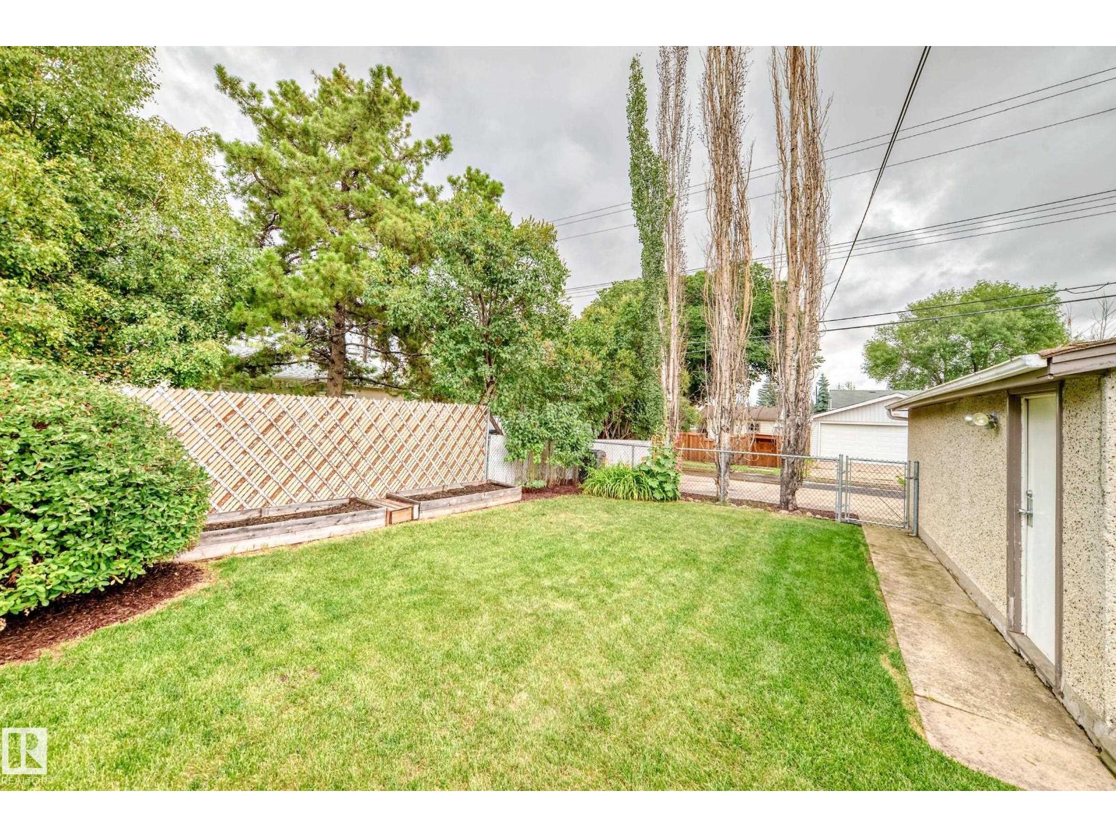 Photo 20 of 8415 72 St Nw, Edmonton AB