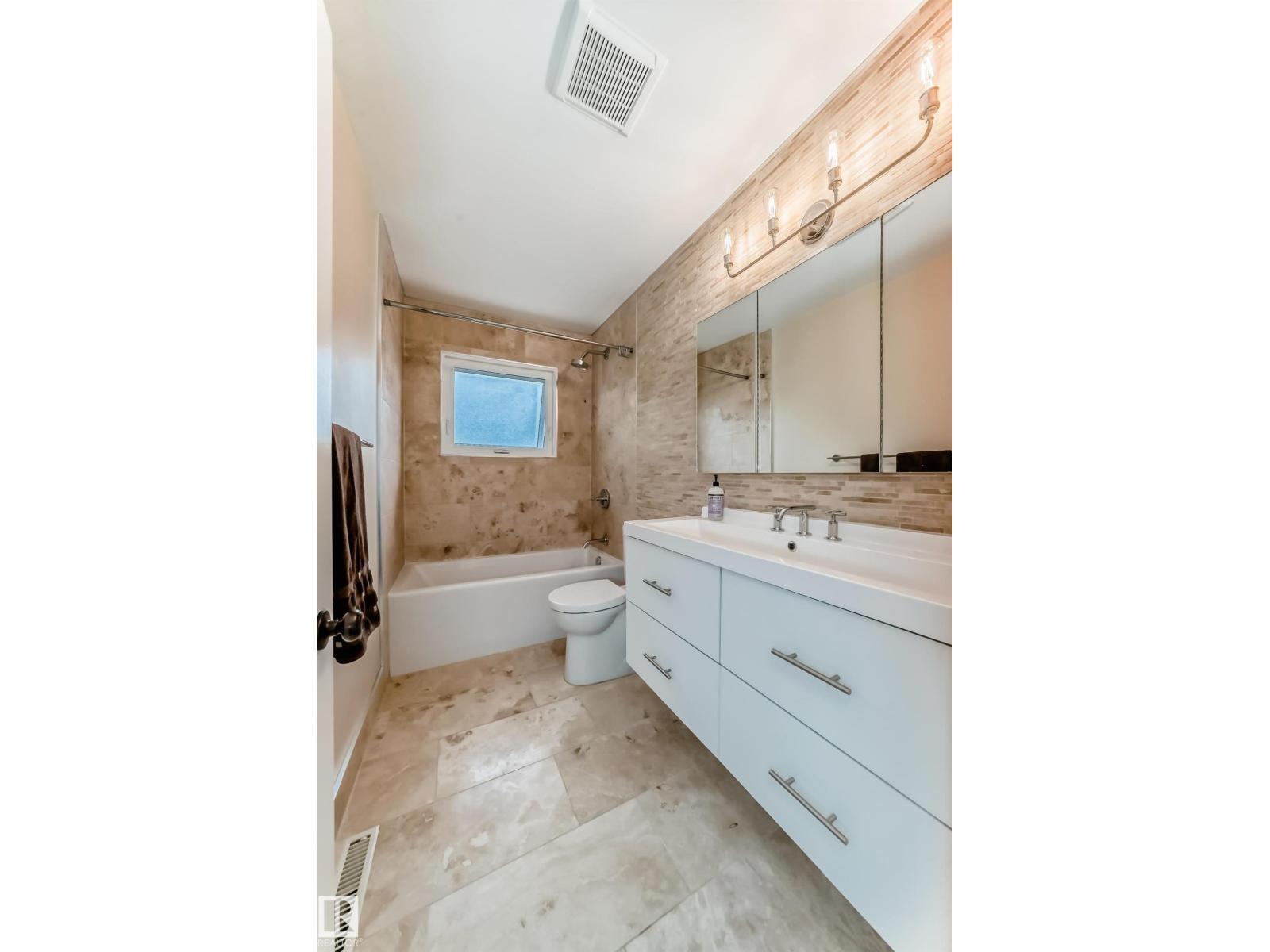 Photo 11 of 8415 72 St Nw, Edmonton AB