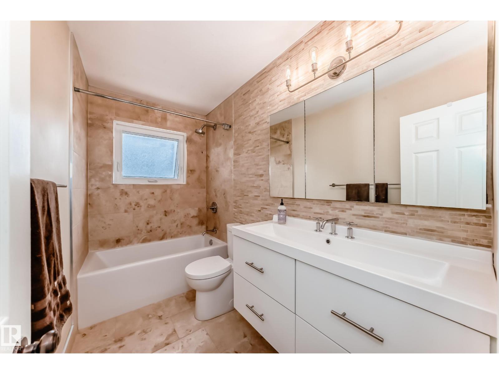 Photo 10 of 8415 72 St Nw, Edmonton AB