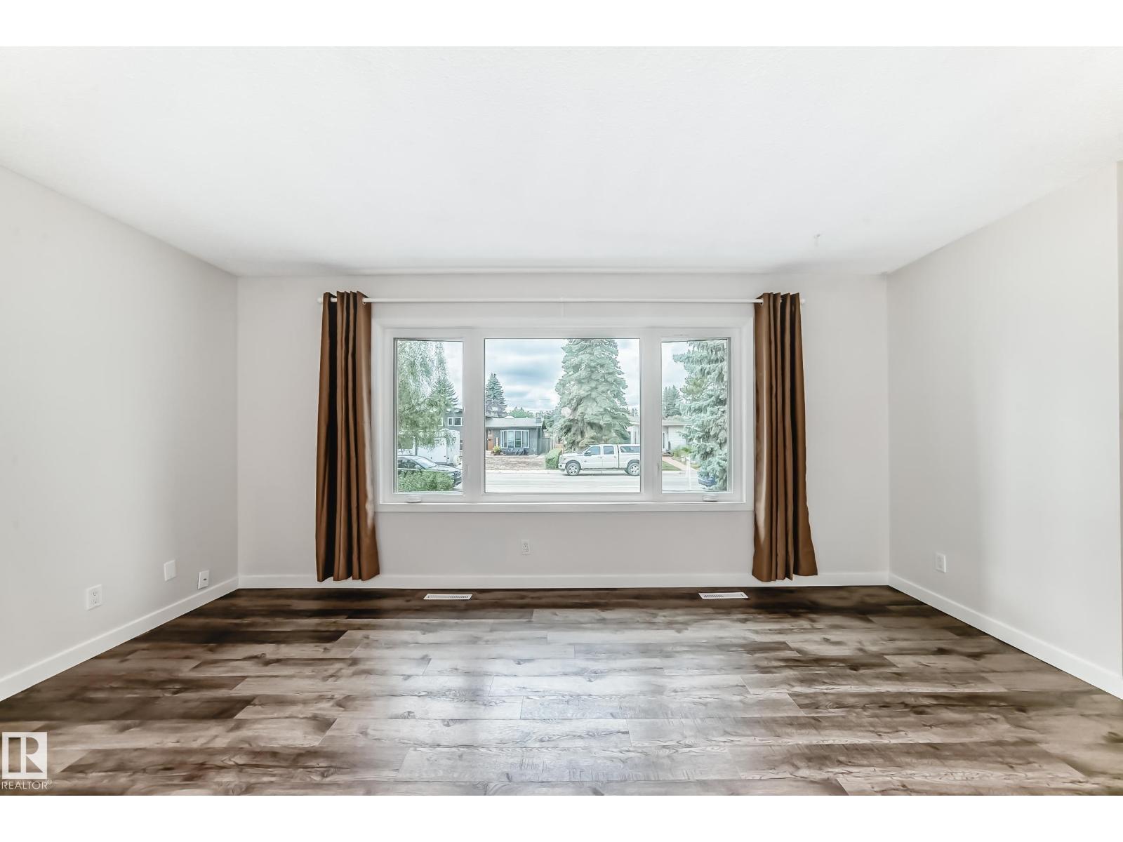 Photo 7 of 8415 72 St Nw, Edmonton AB