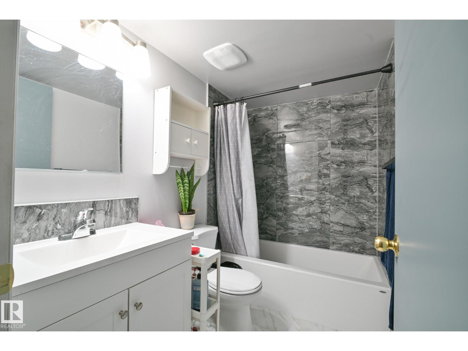 Photo 13 of 8304 157 Av Nw, Edmonton AB