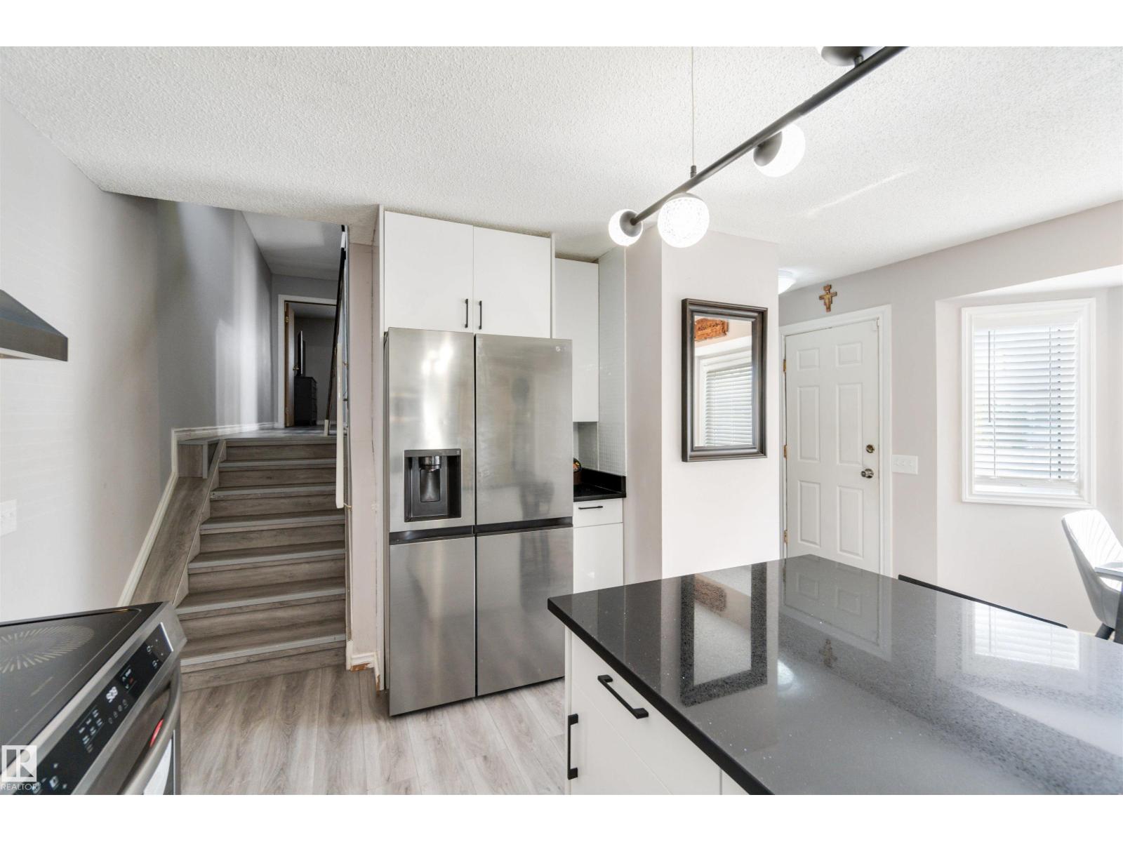Photo 2 of 8304 157 Av Nw, Edmonton AB